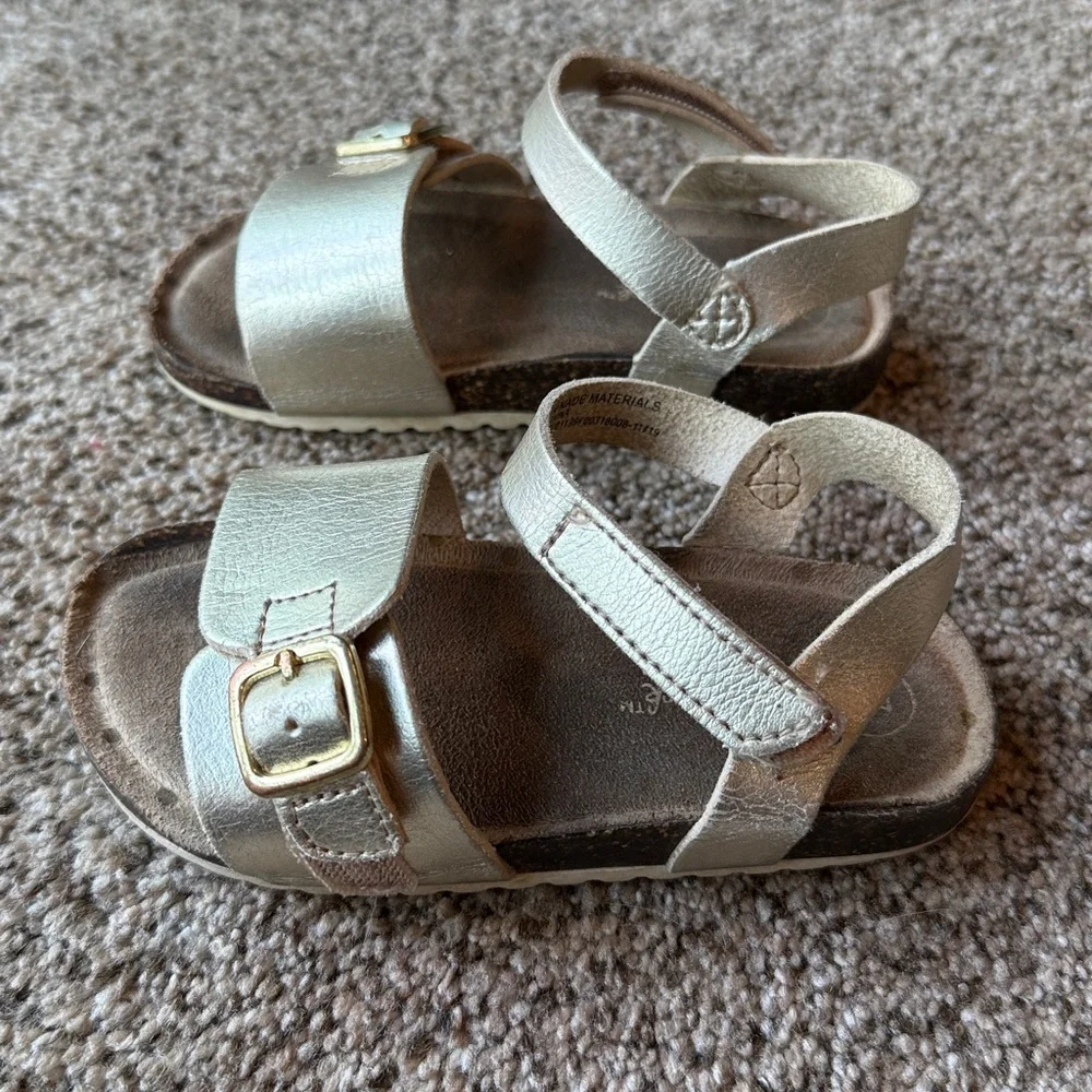 Cat & Jack | Metallic Gold Kids Sandals with Buckle Strap - Picture 2 of 8
